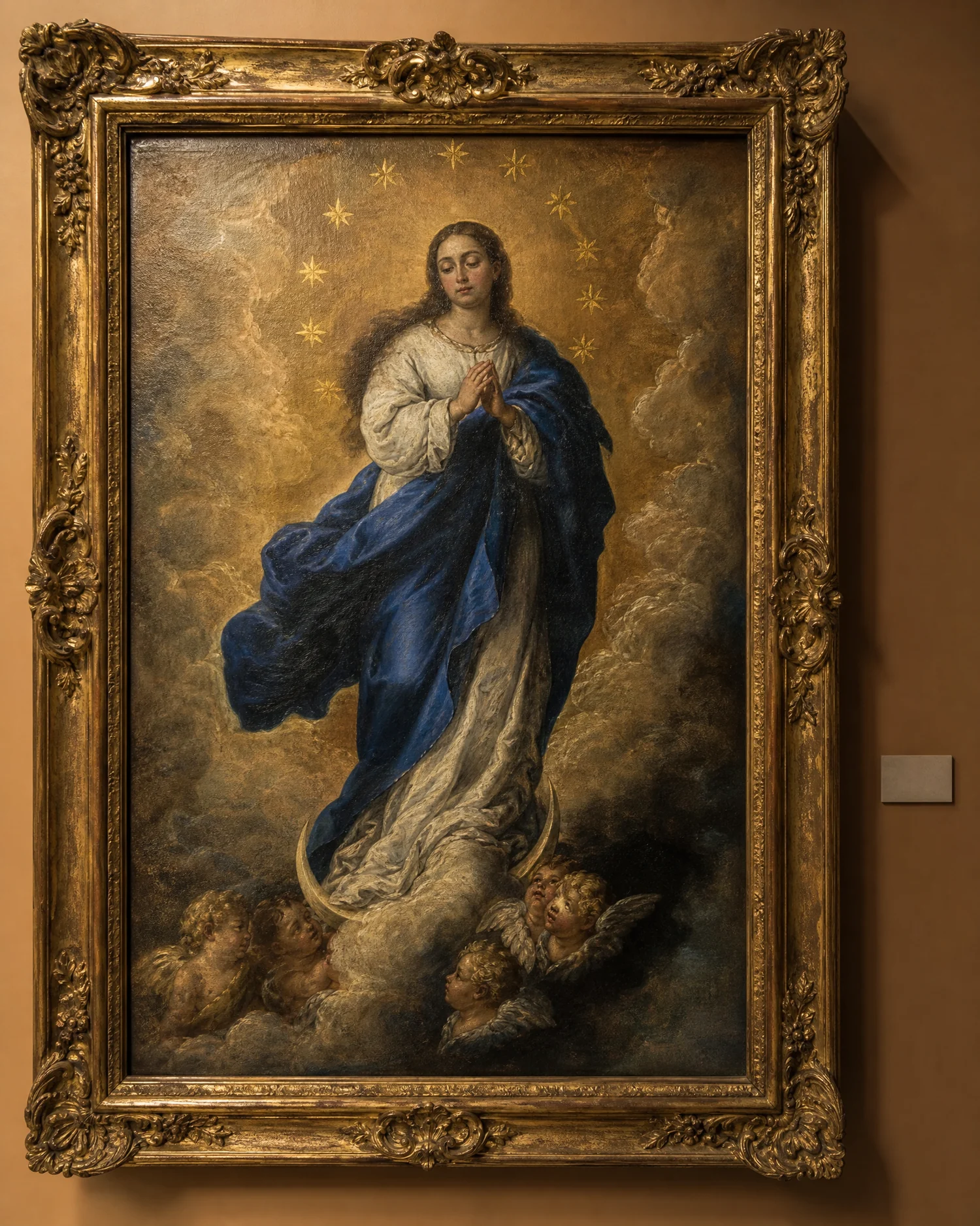 Detalle de una Inmaculada barroca en marco dorado